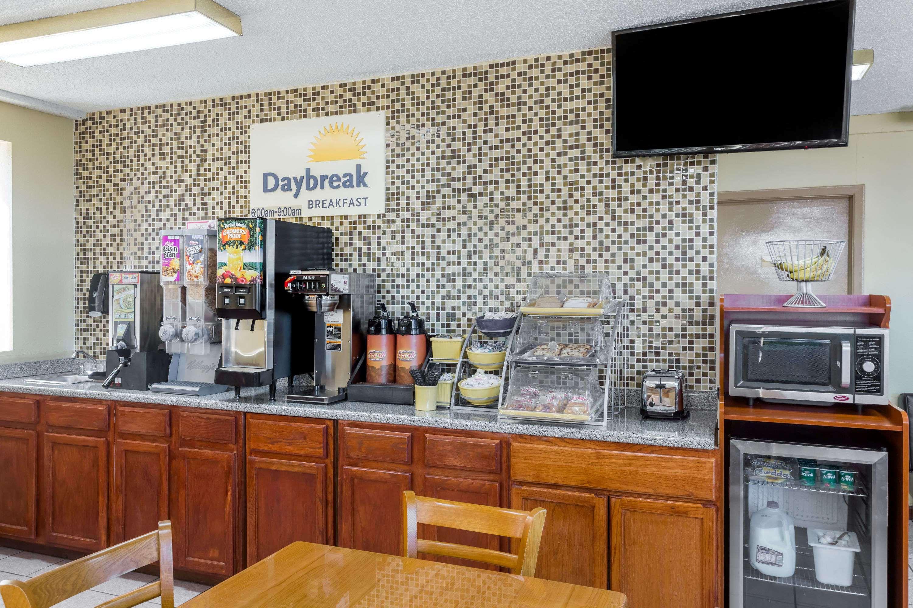Days Inn By Wyndham Byron Extérieur photo